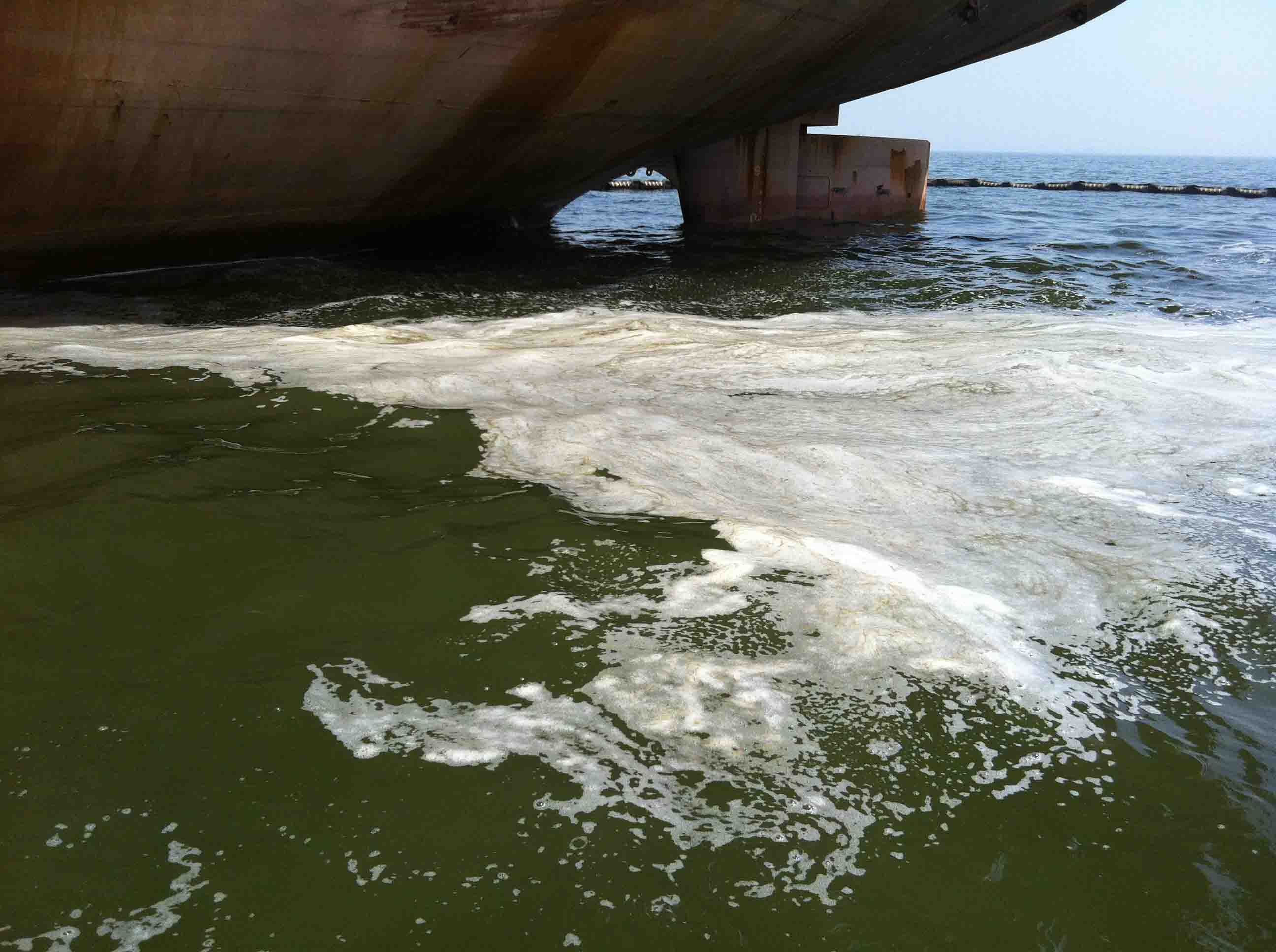 01船尾部海面油污01.JPG